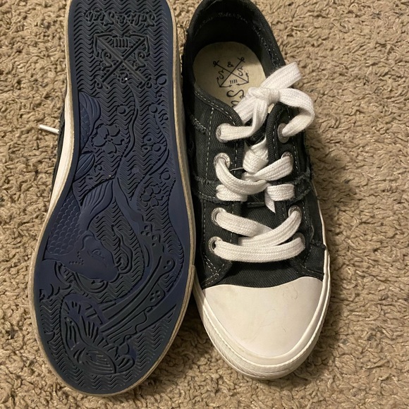 Like new. Worn once. Salt and Sea brand. Size 7.5 - Picture 3 of 3